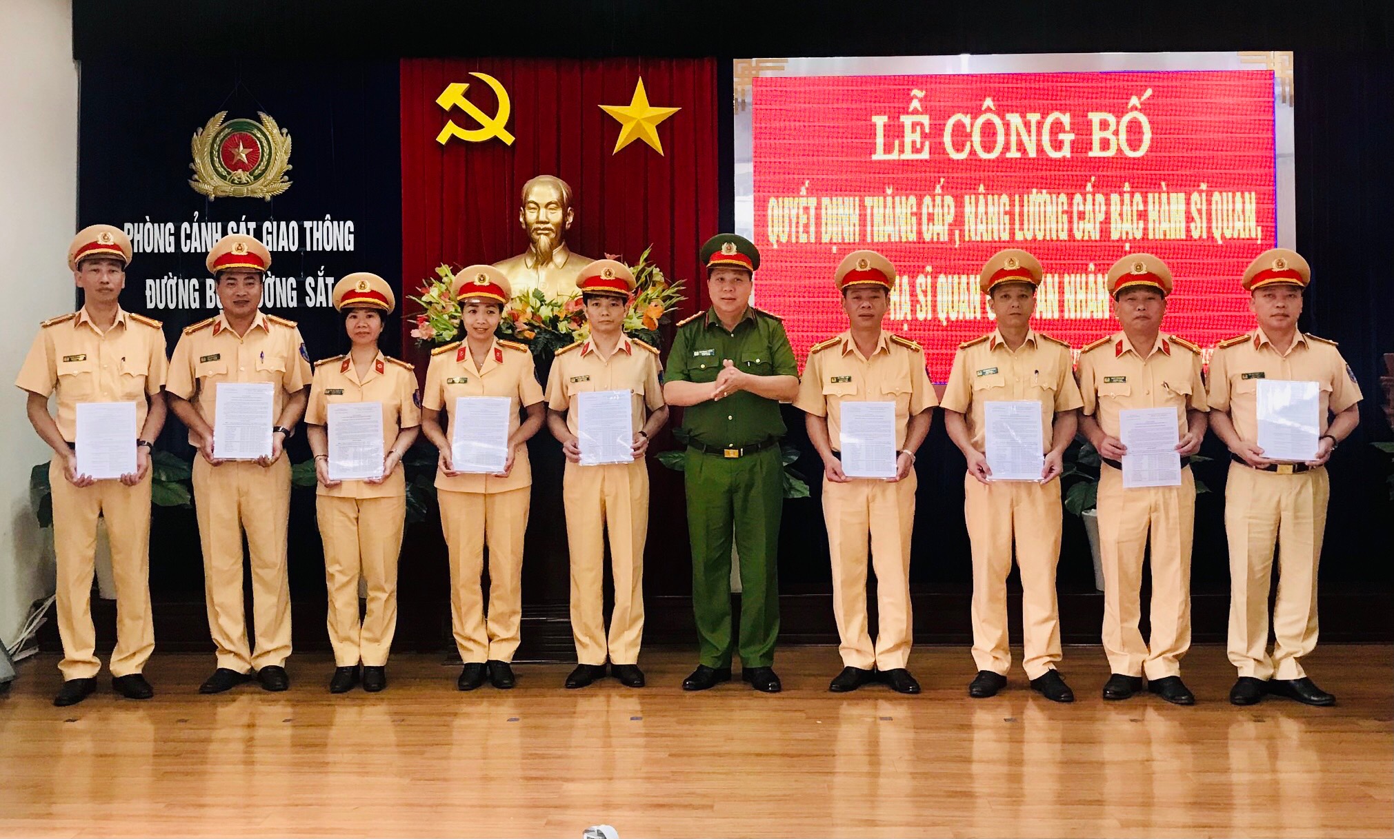 Phòng CSGT đường bộ, đường sắt: Công bố Quyết định thăng cấp bậc hàm, nâng bậc lương năm 2022